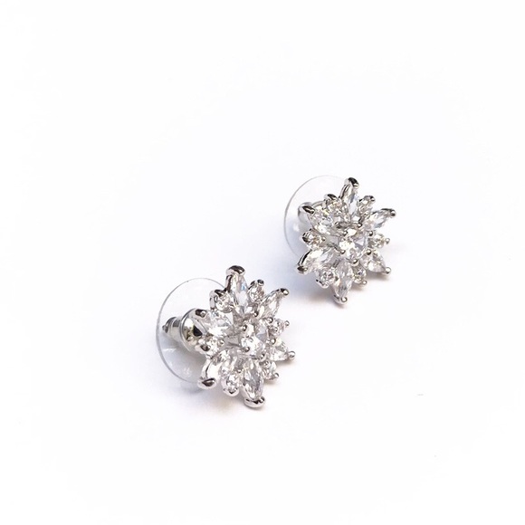 Flower/star/snowflake cubic zirconia earrings - Picture 3 of 8